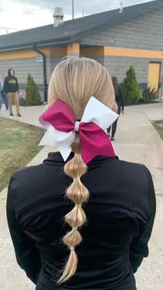 The Best Hairstyles for Cheerleading - NUTRI RUN CLUB Cheer Hairstyles With Bows Low Pony, Cheer Hair Styles With Bows, Cute Cheerleader Hairstyles, Cheer Camp Hairstyles, Competitive Cheer Hairstyles, Cute Hairstyles For Cheerleaders, Cheer Hair Ideas With Bows, Cheer Hairstyles With Bows Short Hair, Girls Cheer Hairstyles