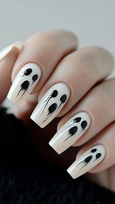 Halloween Nails Ideas Simple, Black And White Halloween Acrylic Nails, Spooky White Nails, Nail Designs Halloween Simple, Hellowen Nails Art, Halloween Nails Short Ghost Face, Cute Spooky Halloween Nails Designs, Nail Ghost Design, Cool Halloween Nail Designs