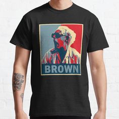 a man wearing a t - shirt that says brown