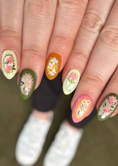 Cute Intricate Nails, Bridgerton Aesthetic Nails, Farmers Market Nails, Intricate Nail Art, Folk Art Nails, Embroidery Nails, Italian Nails Trends, Monet Nails, Summer To Fall Nails