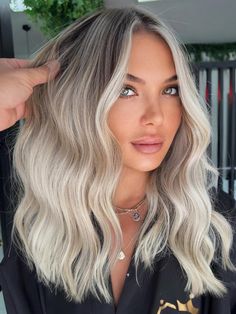 Root Melt Platinum Blonde Balayage, Rooty Icy Blonde Hair, Smokey Roots Blonde Hair, Icy Blonde Hair Dark Roots Low Lights, Root Drag With Money Piece, Ash Blonde To Platinum Balayage, Dark Root Money Piece Blonde, Ash Platinum Blonde Balayage Dark Roots