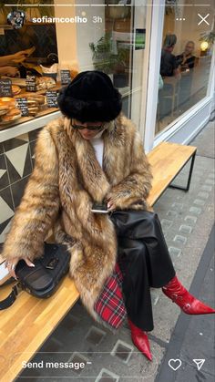 Fur Coat Outfit, Womens Faux Fur Coat, Fur Coats Women, Looks Street Style, Coat Outfits, Mode Inspo, Professional Outfits, Mode Vintage, Business Casual Outfits