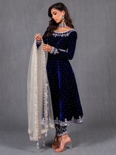 Velvet Dress Designs, Pakistani Fancy Dresses, Salwar Kamiz, Fancy Dresses Long, Contemporary Dresses, Fancy Dress Design, Stylish Dress Book, Stylish Dresses For Girls, Pakistani Dress Design