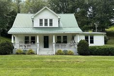 Pretty setting! Circa 1937. Over six acres in Virginia. $225,000 – The Old House Life Hunting Shack, Real Estate Business Plan, Vinyl Replacement Windows, Zillow Homes, Real Estate Photographer, Virginia Homes, Home Inspector, Craft Room Office