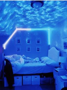 Quarto Néon e muitas inspirações Cute Room Decor Led Lights, Aesthetic Bedroom Ideas Cozy Led Lights, Cute Room With Led Lights, Blue Goth Bedroom, Decorative Lights In Bedroom, Rooms With Slanted Ceilings Bedrooms, Blue Rooms Bedroom, Light Blue Aesthetic Bedroom Ideas, Teal Room Ideas