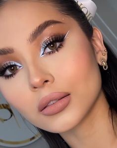 Eye Makeup Quinceanera, Quinceanera Makeup Blue, Makeup With Eyeliner, Neutral Eyeshadow Looks, Quinceanera Makeup, Blending Colors, Blue Makeup Looks