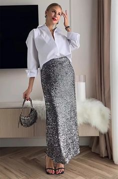 #fashion #look #fashionista #fashionstylist #looks  #moda #estilo #tendencia #tendenciasdemoda #style saia prateada Sparkle Skirt Outfit, Sparkly Skirt Outfit, Sequin Babydoll Dress, Sequin Skirt Outfit, Sequence Skirt, Sparkly Skirt, Christmas Outfit Ideas, Sparkle Outfit, Sparkle Skirt