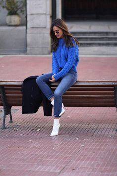 White Booties Outfit, Street Style London, White Boots Outfit, Outfit Botas, Black Leggings Outfit, Sweaters Black, Booties Outfit, Oversized Sweaters, Fashion Street Style