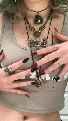 gothic nail art Alt Nails Simple, Black Nail Art Gothic, Goth Nails Ideas, Simple Gothic Nails, Nail Art Gothic, Black Gothic Nails, Gothic Nail Designs, Soft Grunge Nails, Alt Nails