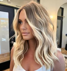 Modern Side Bangs Long Hair, Slowly Going Blonde, Medium Long Hair Color Ideas, Blonde Spring 2024, Low Maintenance Beach Blonde, Bronde Balyage Long Hair, Dark To Light Blonde Balayage, Blonde Balayage Dark Eyebrows, Lived In Blonde Cool Tone