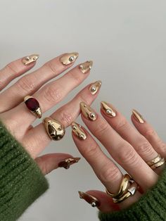 Chloe Hayward Nails, Nails And Jewelry Aesthetic, Gold And Silver Chrome Nails, Acrylic Nail Designs Gold, Mixed Metal Nails, Gold Aesthetic Nails, Gold Nails Aesthetic, Silver Gold Nails, Nail Ring Jewelry