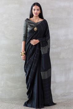 Sari Blouse Styles, Medieval Modern, Formal Saree, Saree Jewellery, Modern Saree, Jacket Fabric, Indian Saree Blouse, Simple Sarees, Linen Saree