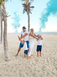 Gender Reveal Family Pictures, Gender Reveal On Beach, Gender Reveal At The Beach, Beach Baby Announcement With Sibling, Hawaii Gender Reveal, Gender Reveal Beach Ideas, Beach Gender Reveal Ideas, Gender Reveal Beach, Beach Gender Reveal