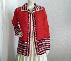 70s crochet cardigan, mesh top long red striped cardigan, romantic lace sweater, bell flared sleeve, hippie boho spring bohemian cardigan,handknitted,buttonless, wing collar. good vintage condition but the item is not dry clean. YOU WILL RECEIVE AUTOMATICALLY FREE SHIPPING IF YOU BUY THIS ITEM. please check the measurements before ordering Measurements laying flat : shoulders :50 cm (19,5 inches) bust:51 cm (20 inches) total lenght :68 cm (26,5 inches) sleeve lenght :65cm (25,5inches) Bohemian Cardigan, Green Winter Coat, 70s Crochet, Cardigan Au Crochet, Wing Collar, Folk Dresses, Lace Sweater, Spring Boho, Wool Vest