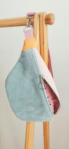 Pastell Cord Bauchtasche Hipbag / Cross Bodybag mit BIENEN Futter. Klein aber Oho! In diese Tasche passen alle Notwendigkeiten und sie ist ideal zum Ausgehen oder für Festivals! Sie ist aus verschiedenen Cordstoffen in Pastellfarben, die Rückseite ist aus einem Rosefarbenen Canvas. Das Futter besteht aus einem Roséfarbenen Baumwollstoff mit Bienen Print. Das gewebte Gurtband in rosé ist verstellbar, so lässt sich die Tasche problemlos in deiner Wunschlänge am Körper tragen!  Info: die letzte Tas Cross Body Handbags, Purses And Handbags, Halloween Shopping, Crossbody Bags, Etsy App, Selling On Etsy, Sell On Etsy, Art Collection, Unique Gifts