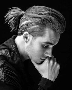 Mens Hairstyles Short Sides, Ponytail Hairstyles For Men, Mens Ponytail Hairstyles, Undercut Ponytail, Cola Hair, Man Ponytail, Braids Tutorial, Stylish Ponytail, Short Ponytail