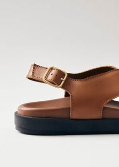 Sandalias marrones de piel con tiras cruzadas estilo slingback
Renovando un estilo clásico de nuestra colección, las sandalias Nico tienen en la parte superior tiras cruzadas que se extienden hasta el talón. Están elaboradas en cuero marrón y presentan plantillas moldeadas para ofrecer la máxima comodidad. Brown Open Toe Slingback Sandals With Heel Strap, Chic Brown T-strap Sandals With Removable Insole, Brown Leather Sandals With Adjustable Strap, Brown Open Toe Slingback Sandals With Leather Sole, Brown Slingback Sandals With Single Toe Strap, Leather Slingback Sandals With Leather Sole, Brown Slingback Sandals With Buckle Closure, Brown Slingback Sandals With Ankle Strap And Leather Sole, Chic Leather Footbed Sandals With Heel Strap