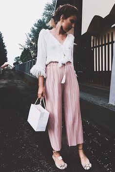 Source: glambassadorofficial via Instagram Ootd Kulot Pink, Ootd Kulot, Pink Pants Outfit, Pleats Pants, Professional Work Outfit, Moda Vintage