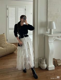 Tule Skirt Outfits Casual, Classy Minimalist Outfits, Fall Modest Outfits, Tiered Skirt Outfit, Outfit Ideaa, Formal Casual Outfits, Skirt Outfit Fall, Classy Minimalist, Minimalist Outfits