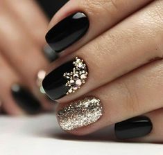 Glossy black and a gorgeous gold glittery design Black Coffin Nails, Black Nail Art, Super Nails, Trendy Nail Design, New Year's Nails, Gorgeous Nails