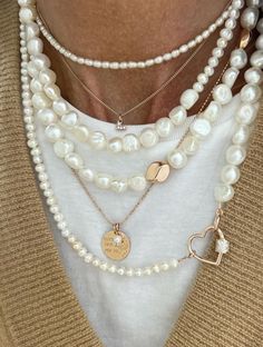 Pearls Casual Outfit, Chic Gold Pearl Necklace With Pearl Charm, Chic Baroque Pearl Necklace With Pearl Charm, Trendy Pearl Chain Layered Necklace, How To Style Pearl Necklace, How To Style Pearls, Chic Gold Baroque Pearl Necklace, Luxury Baroque Pearl Chain Necklace With Pearl Charm, Pearl Necklace Outfit