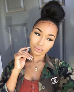 Knot Bun Black Women, Top Knot Bun Black Women, Messy Bun Black Women, Bun Black Women, Black Hair Bun, 2022 Hairstyles, Cute Bun Hairstyles, High Bun Hair, Karin Jinsui