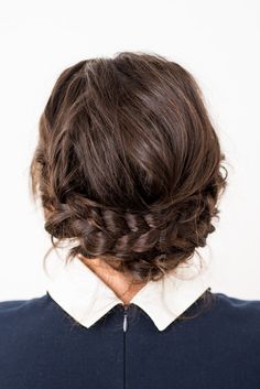 Try this easy reverse crown braid tutorial and be done in 15 minutes. Insanely easy. If you can create a normal braid, you can totally recreate this look. Braid Crown Tutorial, Braided Crown Hairstyles, Box Braids Pictures, Braided Hair Tutorial, Crown Braid, Hair Brained, Braid Tutorial, Braided Hairstyles Easy, Easy Braids