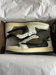 Nike Travis Scott, Travis Scott Jordan 1, Travis Scott Low, Green Trainers, Mens Khakis, Jordan 1 Low, Air Jordan 1 Low, Mens Trainers, Air Jordan 1 Retro