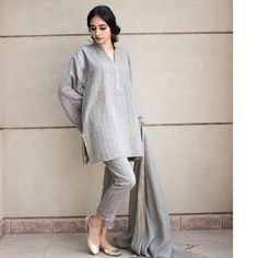 Pakistani Formal Dresses Simple, Plain Suits, Casual Work Outfits Women, Pakistani Clothes, Pakistani Style, Elegant Fashion Wear, Indian Designer Suits, Kurta Style