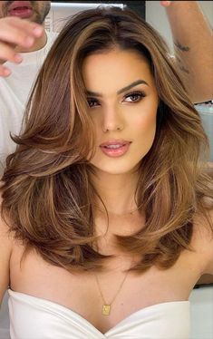 Revamp Your Look: Long to Short Haircut Inspiration Board Shoulder Length Hair Cuts, Balayage Brunette, Medium Length Hair Cuts, Layered Haircuts, Layered Hair, Womens Haircuts, Wavy Hair, Hair Trends