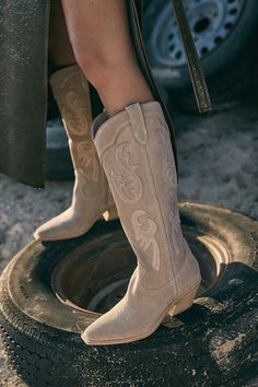 Tecovas Boots, Talavera Wedding, Desert Cowgirl, Tall Western Boot, Chunky Heeled Boots, Beige Heels, Suede Fashion, Tall Boot, Western Boot