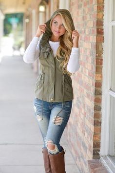 Green Vest Outfit, Army Green Outfit, Army Green Vest, Vest Outfits For Women, Cargo Vest, Mommy Outfits, Vest Outfit, Looks Country, Style Vest