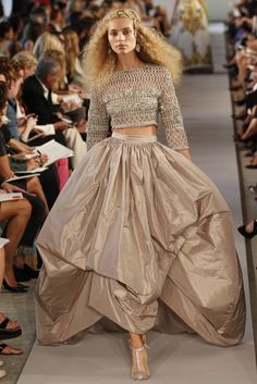 love....oscar de la renta Mode Tips, Mode Inspiration, Cropped Top, Couture Fashion, Gorgeous Dresses, Evening Wear, Long Skirt