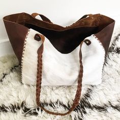 Cowhide Projects, Felt Handbags, Leather Handbags Diy, Handbag Making, Vintage Leather Handbag, Trendy Purses, Leather Handbags Handmade, Teaching Outfits, Cheap Purses