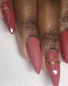 Burgundy White And Gold Nails, Sophisticated Christmas Nails, Red Dip Powder Nails Design, Matte Christmas Nails, Elegant Christmas Nails Classy, Holiday Nail Designs Winter, Red Matte Nails, Gold Accent Nail, Red And Gold Nails