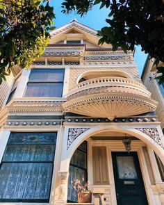 an ornate building with many windows and balconies on the top floor, in san francisco