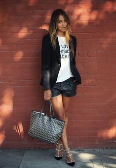 Leather Shorts Outfit, Short Cuir, Style Désinvolte Chic, Pastel Outfit, Sincerely Jules, Blazer Outfit, Fashion Blogger Style, Street Style Chic