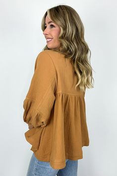 Details: Be the trendiest babe in town with the Jennah Flowy Collared Babydoll Top! This playful top features a collared V neckline, drop shoulder, and long balloon sleeves with elastic cuffs for a unique and flattering look. The high-low hem adds an extra touch of fun to this must-have piece. Perfect for any occasion, this top is sure to make a statement wherever you go! - Collared - Relaxed fit Content: 100% cotton Size + Fit: Model is 5'4" and wearing a Small - Measurements from a size Small Honey Ginger, Modest Tops, Ranch Wear, Babydoll Top, Crop Top Blouse, Cute Simple Outfits, Women Clothing Boutique, Fit Inspo, Balloon Sleeves