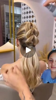 🌺 jessenia Saavedra 🌺 on Instagram: "Peinado facil y elegante 
#PeinadosFáciles
#HairHacks
#PeinadosRápidos
#EasyHairstyles
#diyhair 
#videos
#videosvirales 
#belleza" Peinados Recogidos, Hair Tutorials For Medium Hair, July 12, Beauty Shop, Hair Tutorial, New Hair, Budget Friendly, Medium Hair Styles, Easy Hairstyles