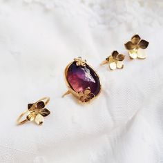 Adjustable gold-plated ring set with a beautiful amethyst, decorated with two small engraved flowers Entirely handcrafted For more information do not hesitate :) Each stone is different and may have inclusions, more or less intense color differences which makes each ring unique :) Engraved Flower, Plated Ring, Ring Unique, Multi Stone Ring, Multi Stone, Intense Colors, Amethyst Ring, Unique Rings, Stone Rings