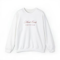 Das Monte Carlo Country Club Sweatshirt im Old Money Style ist ideal für jede Situation und bietet puren Komfort. Das unisex Sweatshirt besteht aus einer Mischung aus Polyester und Baumwolle, wodurch das Design frisch und schön aussieht. Der Kragen ist gerippt gestrickt und behält auch nach dem Waschen seine Form. Diese Pullover haben keine kratzenden Seitennähte.     50% Baumwolle, 50% Polyester     Mittelschwerer Stoff (8,0 oz/yd² (271,25 g/m     Lockere Passform     Eingenähtes Etikett     Entspricht der Größe Mit dem Monte Carlo Country Club Sweatshirt im Old Money Style bist du immer perfekt gekleidet und fühlst dich rundum wohl. Egal ob beim entspannten Spaziergang oder beim Treffen mit Freunden, dieses Sweatshirt ist ein absoluter Hingucker. Zeige deine Liebe zum klassischen Stil un Classic White Sweater With Letter Print, Classic White Letter Print Sweater, Classic Crew Neck Tops With Letter Print, Old Money Sweater, College Sweater, Retro Sweatshirts, Crewneck Design, Style Sweatshirt, Old Money Style