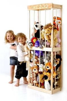 31 Juguetes que todo niño debe tener para que su infancia sea genial ⋮ Es la… Creative Toy Storage, Diy Toy Storage, Toy Storage Solutions, Clever Storage Solutions, Cuddly Toy