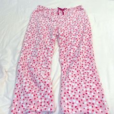 Fleece Pajama Pants With A Cute Print Pink Multicolor. Cozy Pajama Party Bottoms With Elastic Waistband, Cozy Bottoms With Elastic Waistband For Pajama Party, Cozy Pink Loungewear Pants, Comfortable Pink Lounging Pants, Cozy Pink Cotton Pants, Cozy Sleep Pants With Elastic Waistband, Cozy Long Pants For Pajama Party, Cozy Pink Cotton Bottoms, Cozy Pink Bottoms For Bedtime