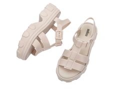 Introducing another stand-out model in the Melissa Universe. Meet the Ella, a chunky sandal with a robust and textured sole in the streetwear style found all over the catwalks. A fisherman style upper and light-as-air insole give this sandal a double-pinch of originality and creativity. Chunky Sandals, Platform Sandals, Streetwear Fashion, Street Wear, Sandals