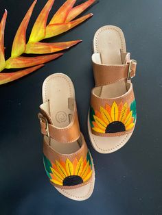 Beautiful Mexican huaraches, handmade by Mexican artisans, very comfortable. Sandals with beautiful embroidered details. Our huaraches are handmade by artisans, the leather retains natural marks or marks that reflect the authentic appearance of natural leather, these factors cause small differences in color and texture, please do not confuse this with a defect, but rather a guarantee of that you are acquiring a natural leather product with high quality finishes. We only work with closed numbers, Beach Huarache Sandals With Buckle Closure And Round Toe, Open Toe Huarache Sandals With Buckle For Beach, Artisan Hand-tooled Huarache Sandals For Summer, Hand Tooled Leather Huarache Sandals For Summer, Summer Bohemian Leather Clogs, Bohemian Leather Clogs For Summer, Brown Hand Tooled Summer Huaraches, Beach Leather Hand-tooled Huaraches, Brown Hand Tooled Huaraches For Summer