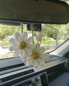 Crochet Daisy Car Accessories for Women Girls Cute Rear View Mirror Hanging Charms Handmade Daisy Flower Gifts for Crochet Lovers Car Decor Automotive Interior Aesthetic(White) Art Au Crochet, Pola Macrame, Crochet Car, Confection Au Crochet, Car Hangers, Crochet Mushroom, Crochet Daisy, Cute Car Accessories, Pola Sulam