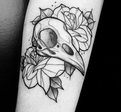 a bird with a skull and roses on it's head is shown in this tattoo design