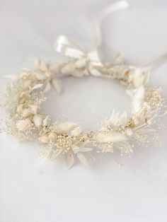 Everlasting dried flower crown with preserved baby's breath, bunny tail grass, ruscus. Adjustable with ribbons. Perfect for weddings, bridesmaids, brides, flower girls, engagement shoot, maternity shoot, showers. *Each arrangement is handmade to order and we try our best to ship out within the listed processing time. If you need your item sooner, please message me to see if it's possible *Each arrangement is handmade with the same components however each of them are arranged slightly different. Wedding Hair Bride, Head Wreath Wedding, Thistle Bouquet, Dried Flower Crown, Diy Flower Crown, Dried Flowers Wedding, Hair Bride, Wedding Hair Wreath, Bride And Bridesmaids