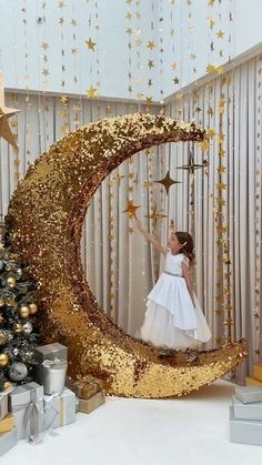 Starry Night Christmas Decorations, Moon Party Decor, Celestial Christmas, Christmas Moon, Clouds Nursery, Cute Birthday Pictures, Twinkle Twinkle Baby Shower