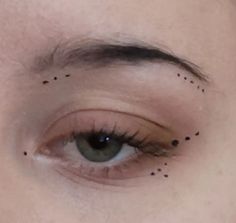 Make Up Dots Eyes, Eyeliner Styles With Dots, Fairy Eyeliner Looks, Dot Eye Makeup Eyeliner, Makeup Dots Eye, Simple Eyeliner Makeup Looks, Eyeliner Dots Style, Fairy Makeup Eyeliner, Dot Eyeliner Make Up